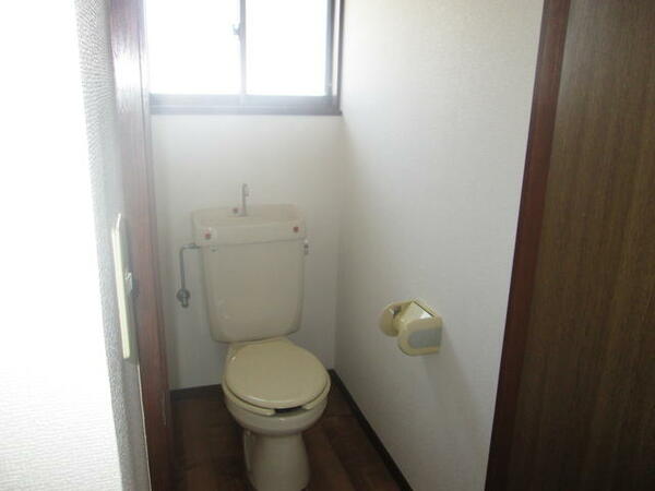 画像7:窓のあるトイレ