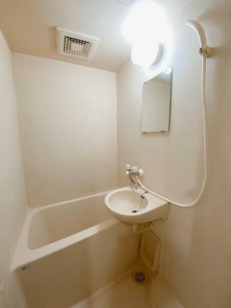 画像12:バス・トイレ別。バスルームには鏡と洗面台が付いています。