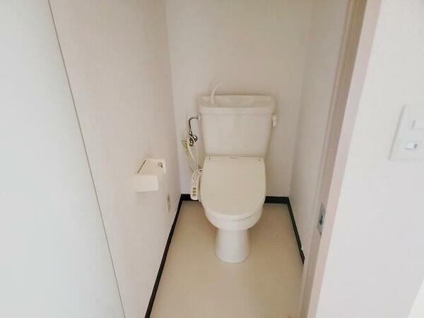 画像10:温水洗浄便座付きトイレ