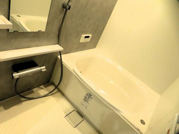 画像11:追い焚き付きの浴室です。更に浴室乾燥機付きです。