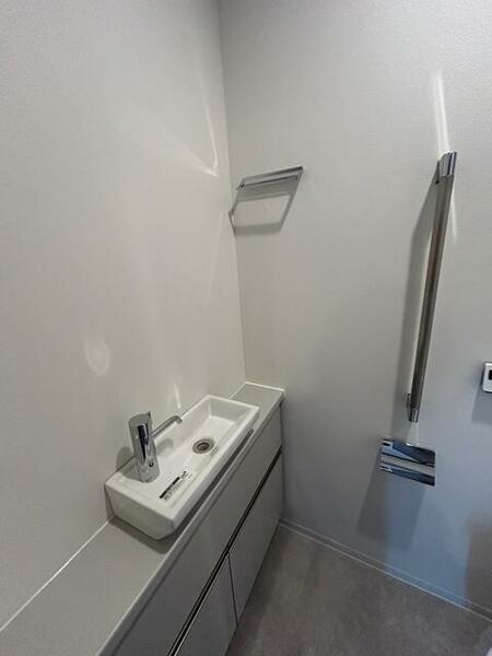 画像9:トイレには手洗いカウンター付き