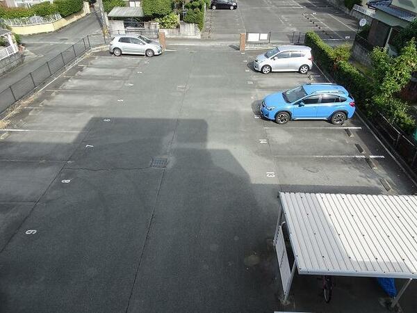 画像13:駐車場３０００円／月。敷地内に２台目確保可能です。