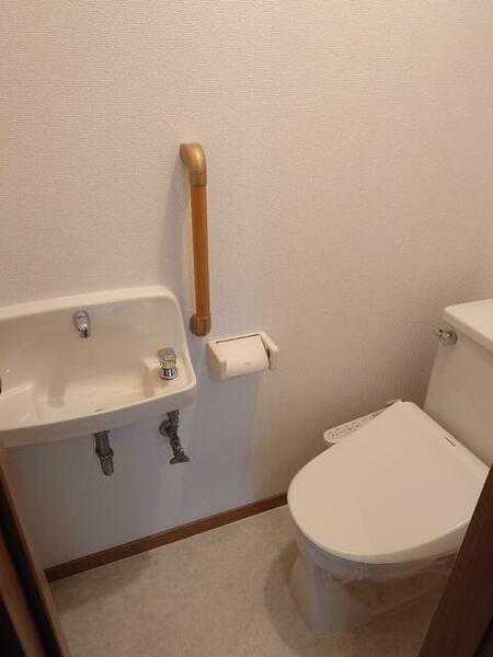 １階のトイレ　温水洗浄機能付き便座付き