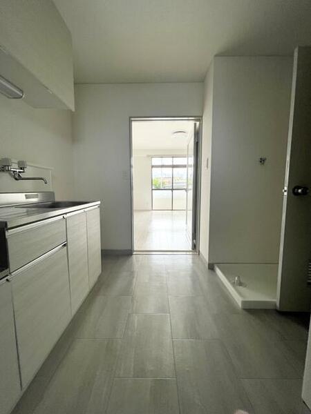 画像3:★玄関を入ると、ゆったりキッチンスペース、白を基調とした明るいお部屋となっております。