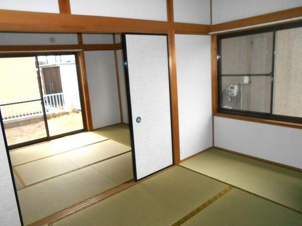 画像16:玄関を入って左側に６帖の和室が２間続きであります。