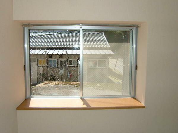 画像12:収納棚としても利用可能な出窓付きです