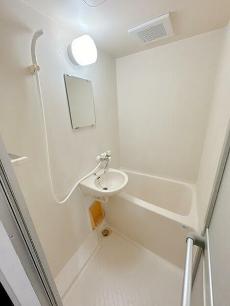 画像12:バス・トイレ別。バスルームには鏡と洗面台が付いています。
