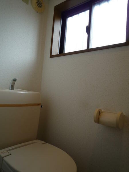 画像11:窓があり明るいトイレです。