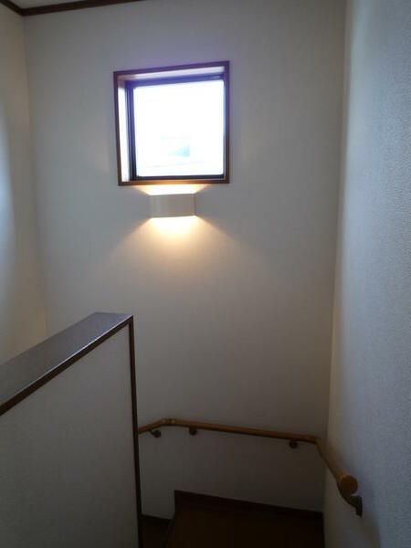 画像14:階段室は照明と窓からの採光があります。