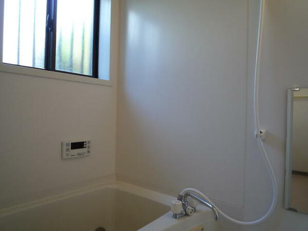 画像5:窓からの採光の取れる明るい浴室です。追炊き機能付き給湯器。