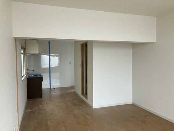 画像3:キッチンの壁は、キッチンパネルでお手入れしやすく、床も全面張り替えました