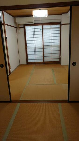 画像9:２間続きの和室です　畳はご入居時に表替えします