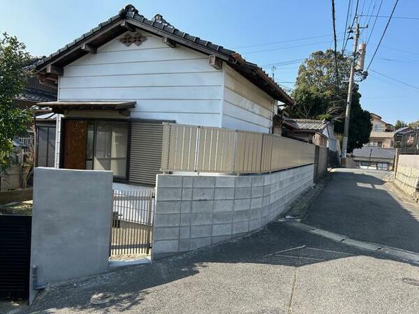 建物東側の裏口