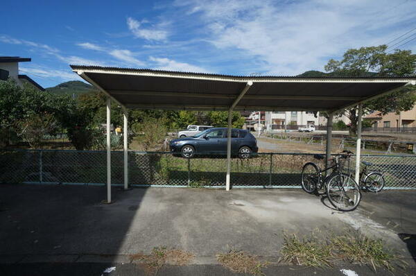 画像15:建物横には屋根付きの駐輪場があります！