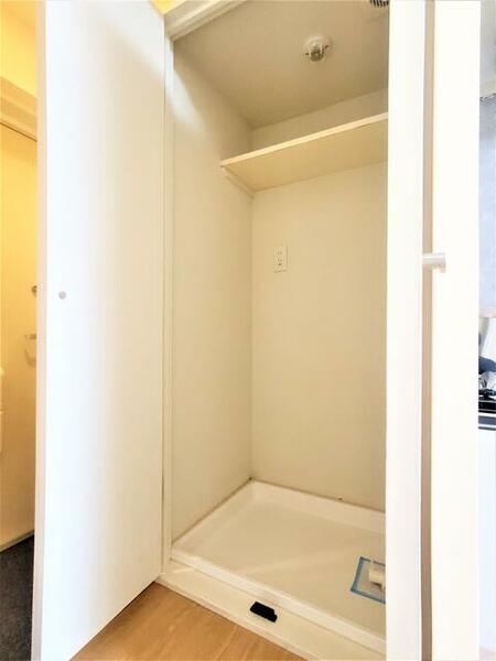 画像10:洗濯機置き場は扉付きでスッキリ収納できます。