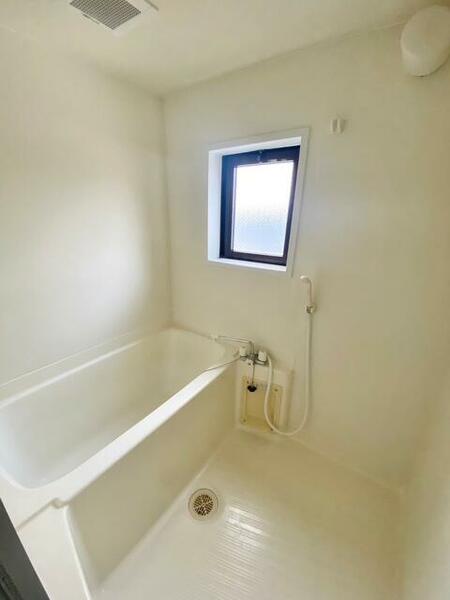 画像10:浴室内に窓があり換気も充分できます。お湯の温度調整もワンハンドルで簡単♪（同タイプ同形状）