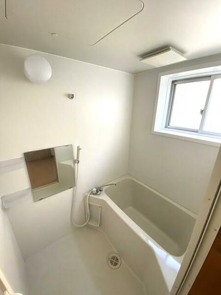 浴室：清潔感のあるお風呂です