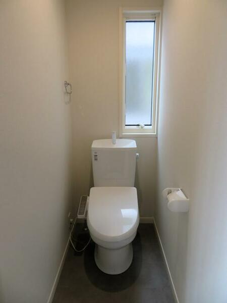 画像10:ウォシュレットトイレ付き。１階の他に２階にもトイレがあり便利ですね。