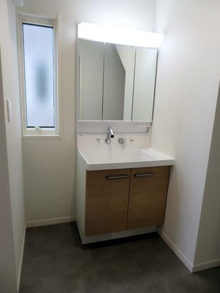 画像8:洗面室には三面鏡のシャワードレッサーを搭載です。窓もあり換気も出来ます。