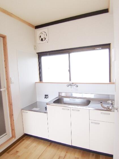 画像8:清潔感のあるキッチンです。隣には洗濯機置き場もあり便利です。