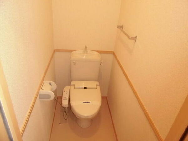 トイレ：トイレ部分・温水洗浄付きトイレです♪