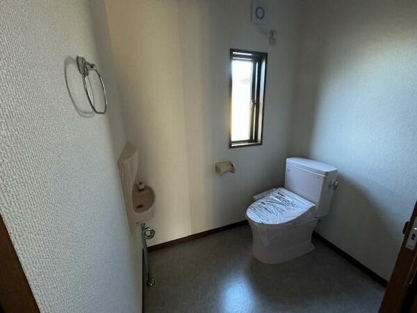 １階トイレの写真ですが、２階にもトイレがあり温水洗浄便座付きです。