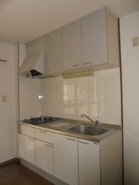 画像4:システムキッチンが設置されてます。　ガスコンロが付いてぴかぴか新品　。茶碗吊り棚あり便利ですよね。
