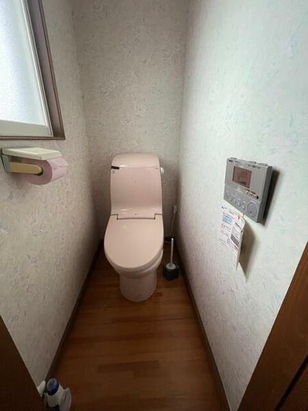 トイレは１階、２階それぞれにあります。もちろん手洗いスペースも。