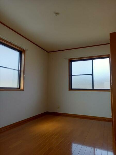 画像16:２階洋室。二面窓があり、明るい室内です。