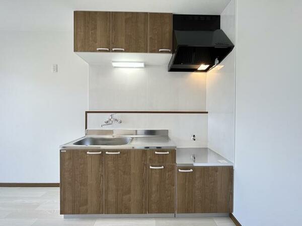 画像4:調理スペースが広く収納力も豊富な木目調キッチンを新設しました