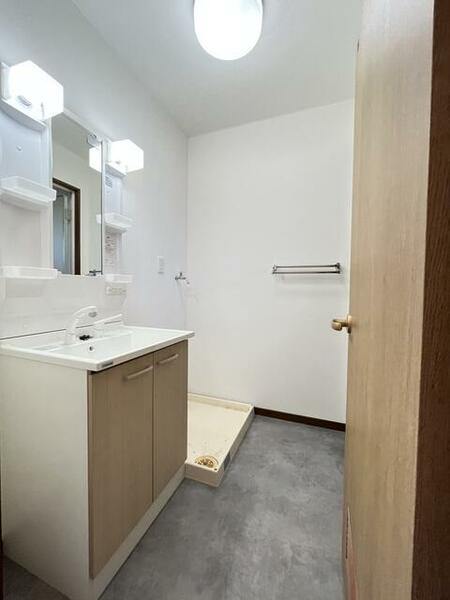 画像9:新品のシャワー付き独立洗面台。ストーン調の床も良い感じ♪