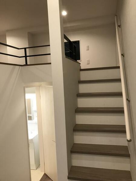 画像4:ロフト階段（ハシゴ階段ではないので、安心して上り下り出来ます♪）