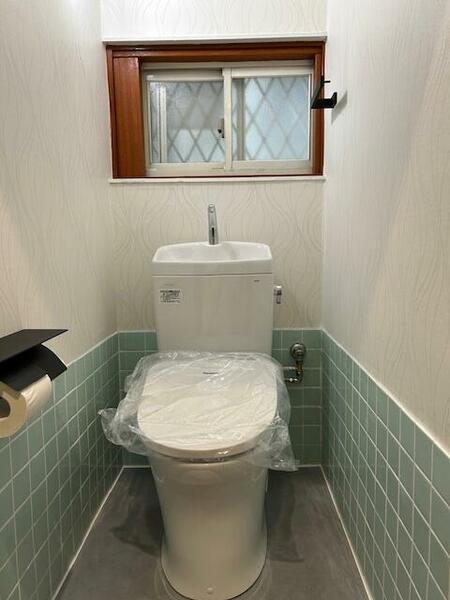 画像5:新規設置の１階トイレです。窓があり換気もできます。