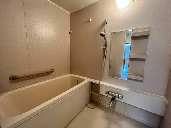 画像6:収納棚付の浴室。