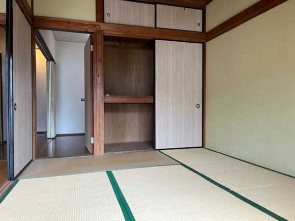 画像9:洋室と和室は襖で仕切られています。開ければ１２帖の広い空間に。