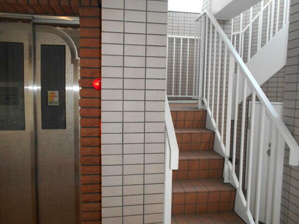 画像3:エレベーター　階段