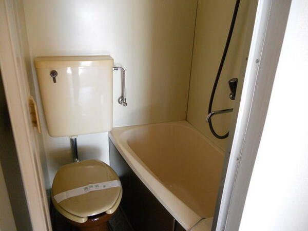 画像6:トイレ・浴槽です。お風呂場もサーモ水栓に新品交換致します。