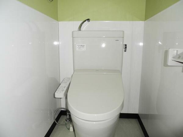 画像8:嬉しい温水洗浄便座付きのトイレです