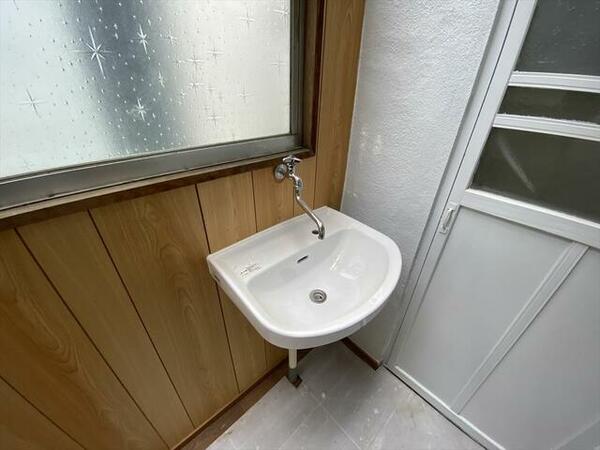 画像6:小窓付きの洗面室は、毎朝心地よい光が差し込みます
