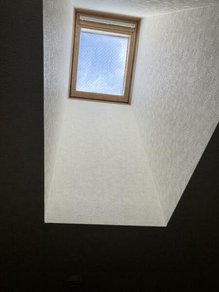 画像8:２階洋室　４．６帖の天窓