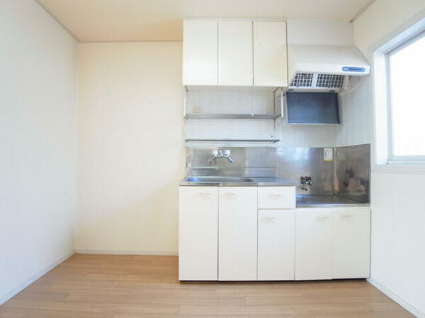 画像10:キッチンは二口コンロ対応。洗い場左にもスペースがあるので、冷蔵庫だけでなく食洗器も設置可能です。