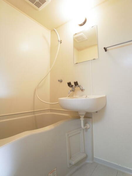 画像12:換気扇付きのバスルーム