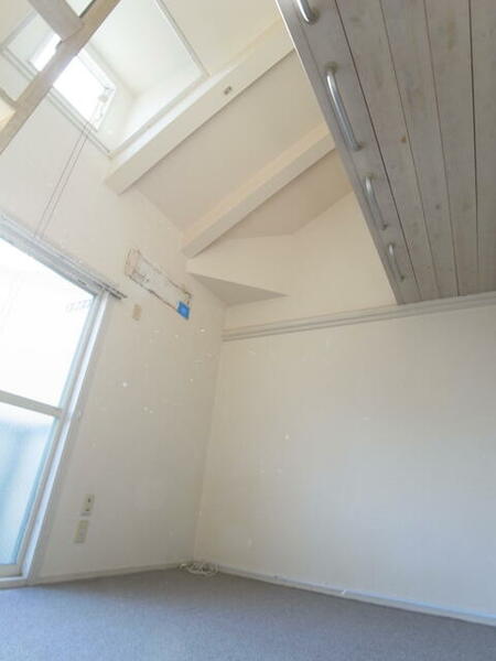 画像3:ロフト付きなお部屋特有の高い天井は解放感があります（窓の右上はエアコン跡……これから交換予定です）。