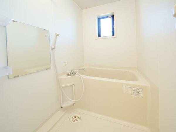 画像11:シャワー付き浴室　換気扇と窓がついてます。　トイレとは別の部屋になります。