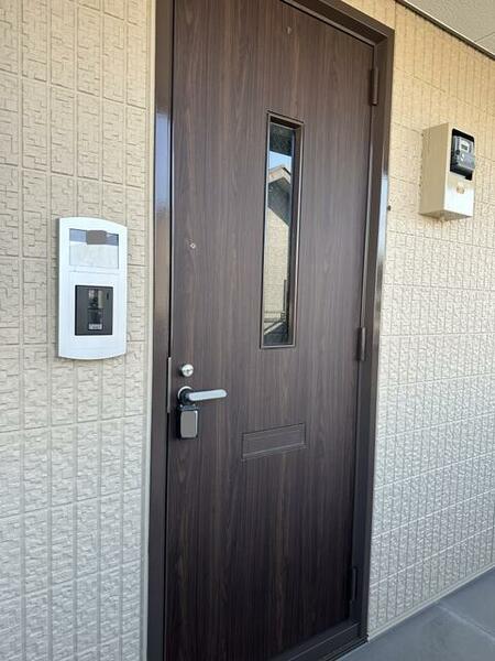 画像9:玄関ドアおしゃれなブラウン　モニター付きインターホンで来客確認