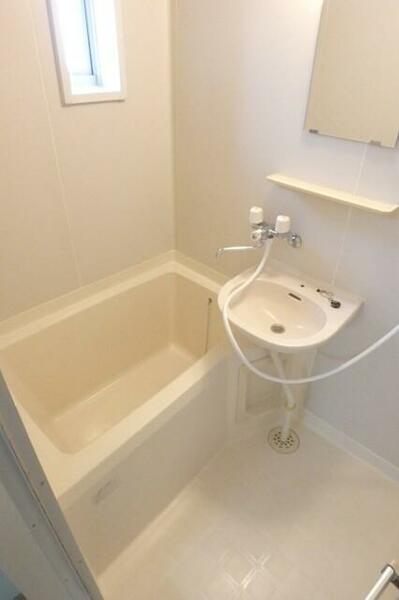 画像5:洗面ボウル・鏡付バスルームです！換気窓があるのもポイントですね。