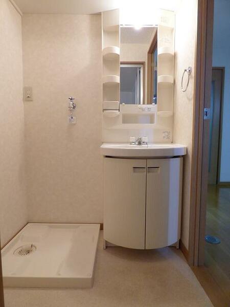 画像11:洗面台、室内洗濯機置き場、上部にはバスタオルを置ける棚が付いています。