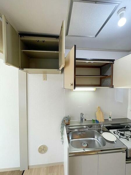 画像8:キッチン天井に収納も完備されており、保存食品等も保管できます