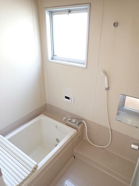 浴室。ファミリーに嬉しい追い炊き機能付きです。窓が付いており明るい雰囲気です。