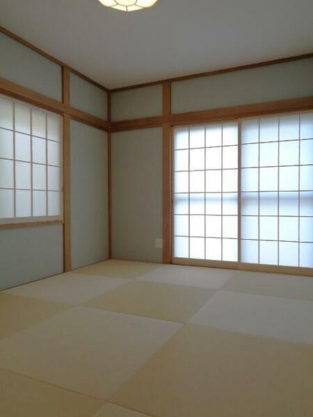 ２階和室６帖。オシャレな琉球畳。２面採光で日当たり良好。